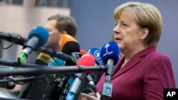 Kanselir Jerman Angela Merkel berbicara kepada media saat tiba untuk menghadiri KTT Uni Eropa di Brussels, Kamis (15/12). (AP/Virginia Mayo)
