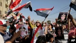 Para pengecam mantan Presiden Mesir Mohammed Morsi melakukan protes di area istana kepresidenan di Kairo (26/7). 