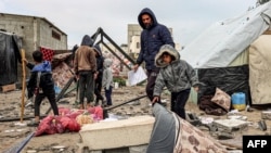 Raseljeni Palestinci ispituju štetu na šatorima poslije izraelskog bombardovanja izbegličkog kampa u Rafahu. (Foto: SAID KHATIB / AFP)