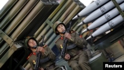 지난 2015년 10월 평양 김일성 광장에서 열린 노동당 창건 70주년 열병식에서 군인들이 이동식 로켓 발사대에 앉아있다. (자료사진)