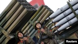 Para tentara memegang senjata di truk yang berisi peluncur roket saat parade ulang tahun ke-70 didirikannya Partai Buruh Korea Utara di Pyongyang, 10 Oktober 2015. (Foto: dok.)