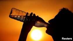 Wata mata tana sha ruwa a lokacin tsananin zafi