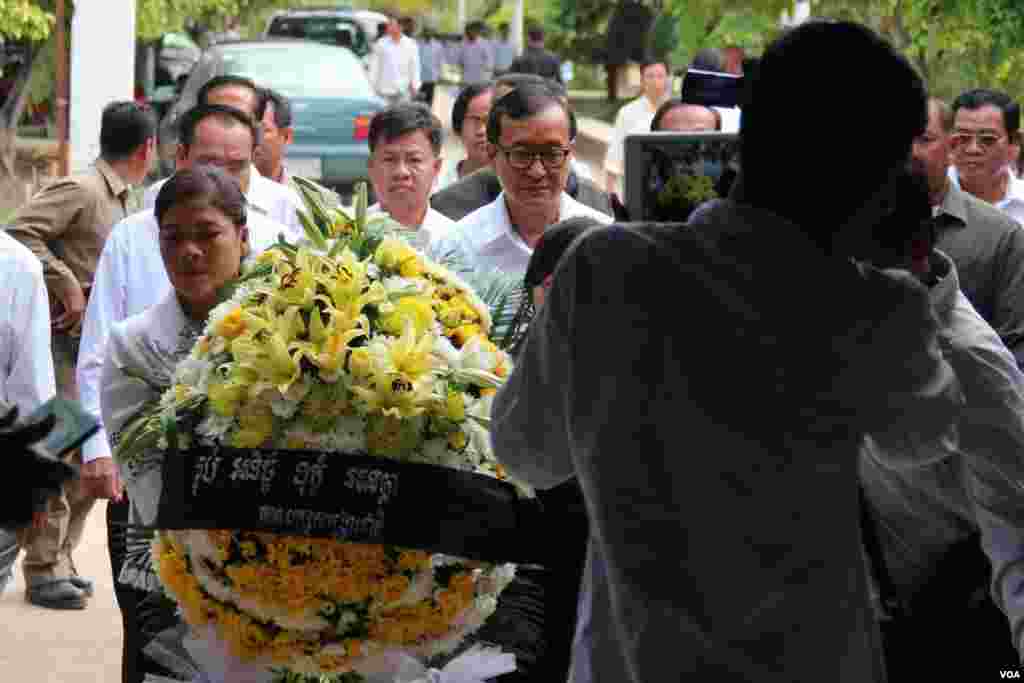 តារា​ចំរៀង​ Anthony Wong (រូប​ខាង​ឆ្វេង​) និង​ តារា​ចំរៀង​ Denise Ho ប្រកាស​ថាខ្លួន​ជា​មនុស្ស​ស្រឡាញ់​ភេទ​ដូចគ្នា​ និង​ដាក់​ផ្កា​គោរព​វិញ្ញាណ​ក្ខន្ធ​ក្នុង​ពិធីអុជ​ទៀន​ឧទ្ទិស​គោរព​វិញ្ញាណ​ក្ខន្ធជន​រងគ្រោះ​នៃការ​បាញ់​ប្រហារ​ក្នុង​ក្លឹប​កំសាន្ត​ Pulse Orlando នៅទី​ក្រុងហុង​កុង ប្រទេស​ចិន ថ្ងៃទី១៣ ខែ​មិថុនា ឆ្នាំ​២០១៦។&nbsp;