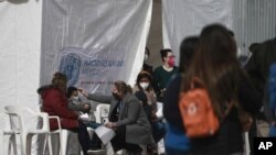 지난달 26일 멕시코 시우다드후아레스에서 국제이주기구(IOM) 관계자들이 미국 텍사스주 엘파소로 이동하려는 어린이들의 체온을 재고 있다.