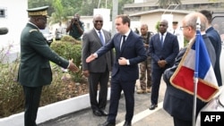 Le ministre français de la Défense Sébastien Lecornu (au centre) est attendu à Abidjan par son homologue ivoirien, Téné Birahima Ouattara (à gauche).