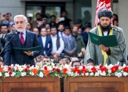 Pengambilan sumpah Abdullah Abdullah (kiri) sebagai Presiden Afghanistan di Kabul, Afghanistan, 9 Maret 2020.