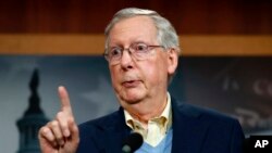 Pemimpin Mayoritas Senat AS, Mitch McConnell dalam konferensi pers di Washington, 9 November 2016. (Foto: dok).