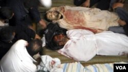 Gambar yang dikirim demonstran melalui ponsel menunjukkan korban penembakan pasukan Suriah di Zamalka, dekat Damascus (22/4).