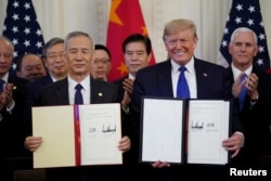 美国总统特朗普与中国副总理刘鹤于2020年1月15日在华盛顿白宫东厅签署了“第一阶段”美中贸易协议。