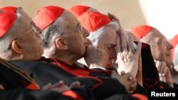 Le cardinal Bernard Law (C) au Vatican le 27 février 2013. 