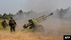 Des soldats des FARDC tirent à Matombo, 35 kilomètres au nord de Béni, dans le Nord-Kivu, le 13 janvier 2018.