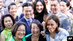 FILE - Wakil Presiden Kamala Harris berfoto dengan Senator dari Hawaii, Mazie Hirono (kiri), dan lainnya, di Rose Garden Gedung Putih di Washington, 17 Mei 2022(Susan Walsh/AP)