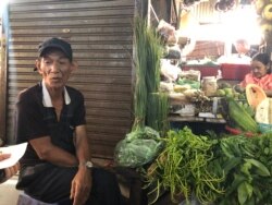 លោក ឡាង តេង អ្នក​លក់បន្លែ​ក្នុងផ្សារ​បឹងកេងកង​ និយាយ​ជាមួយ​អ្នក​សារព័ត៌មានវីអូអេ​ នៅ​តូប​របស់លោកក្នុង​ផ្សារនេះ​ រាជធានីភ្នំពេញ​ កាលពី​ថ្ងៃទី​០៨ ខែមករា ឆ្នាំ២០២០។ (ទុំ ម្លិះ/វីអូអេ)​