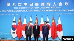 លោក Li Keqiang លោក Shinzo Abe និង​លោក Moon Jae-in ឈរ​ថតរូប​នៅ​មុន​កិច្ចប្រជុំ​មេដឹកនាំ​ត្រីភាគី​លើក​ទី៨ នៅ​ក្នុង​ក្រុង Chengdu ខេត្ត Sichuan ប្រទេស​ចិន កាលពី​ថ្ងៃទី២៤ ខែធ្នូ ឆ្នាំ២០១៩។