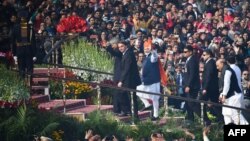 Perdana Menteri India Narendra Modi (tengah), Presiden Ram Nath Kovind (kiri) dan Presiden Brazil Jair Bolsonaro (kedua dari kiri) tiba di tempat acara peringatan Hari Republic India di New Delhi, India, 26 Januari 2020. (Foto: AFP)