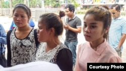 ស្ត្រី​រង​គ្រោះ​បី​រូប​ក្នុង​ករណី​អតីត​អភិបាល​ក្រុង​បាវិត​ ឈូក​ បណ្ឌិត​​បានដាក់​ញាតិ្ត​នៅ​រដ្ឋសភា​និង​ស្នើ​ឲ្យ​លោក​នាយក​រដ្ឋ​មន្ត្រី​ហ៊ុន​សែន​ ជួយ​រក​យុត្តិធម៌​សម្រាប់​រូប​ខ្លួន​ ដោយ​តាម​ចាប់​ជន​ល្មើស​មក​ផ្តន្ទាទោស​តាម​ច្បាប់​ ដូច​ករណី​អតីត​ពិធីការនី​ទូរទស្សន៍​ សាសា​ ឬ ​ឯក ​សុជាតា​ កាល​ពី​ថ្ងៃ​ទី​២៧​ ខែ​កក្កដា​ ឆ្នាំ​២០១៥។ (រូបថត​ផ្តល់​ដោយ​ ៖ មជ្ឍមណ្ឌលអប់រំច្បាប់សំរាប់សហគមន៍ CLEC) 