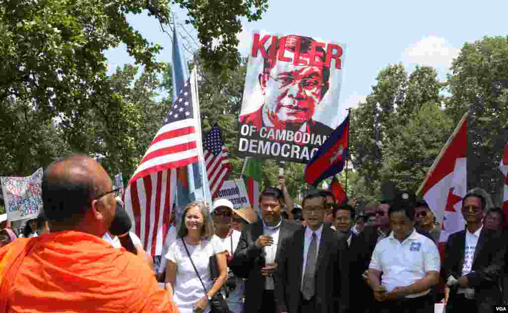 សមាជិក​មេដឹកនាំ​នៃ​គណបក្ស​សង្គ្រោះជាតិ​ដែល​ត្រូវបាន​តុលាការ​កំពូល​រំលាយ​ ជួបជុំ​គ្នា​នៅ​ក្បែរ​រដ្ឋសភា​អាមេរិក រដ្ឋធានីវ៉ាស៊ីនតោន ថ្ងៃទី១៧ ខែកក្កដា ឆ្នាំ២០១៩។ (ទែន សុខស្រីនិត/VOA)