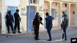 Des policiers tunisiens lors d'affrontements avec des djihadistes à Ben Guerdane, à 650 km de Tunis, lundi 7 mars 2016. (AP Photo)