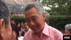 Perdana Menteri Singapura Lee Hsien Loong menyapa warga Singapura di Kedutaan Singapura, Washington DC, pada perayaan Hari Nasional, Minggu (31/7). (VOA/Vina Mubtadi)