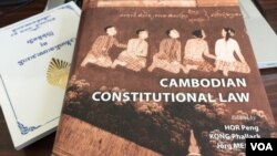 សៀវភៅស្តីពីរដ្ឋធម្មនុញ្ញ​កម្ពុជា ដែល​ទើប​តែ​ផ្សព្វផ្សាយ​ដោយ​មូលនិធិ​ខុនរ៉ាត ត្រូវ​បាន​គេ​លើកឡើង​ថា​ជាសៀវភៅ​ដែល​​​ជួយ​ឲ្យការ​បកស្រាយ​រដ្ឋធម្មនុញ្ញ​នៅ​កម្ពុជា​មាន​ភាព​ប្រសើរ​ឡើង នៅ​រាជ​ធានី​ភ្នំពេញ កាលពី​ថ្ងៃទី​២២ ខែ​ធ្នូ ឆ្នាំ​២០១៦។ (កាន់ ​វិច្ឆិកា/VOA)