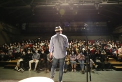 Live standup comedy in Gulou, Beijing. (Ma Jing)