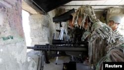 Seorang penembak jitu di pos perbatasan Kitton mengamati pagar perbatasan dengan Afghanistan di Waziristan utara, Pakistan, 18 Oktober 2017. (Foto: dok.)