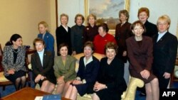 AQShning ayol senatorlari, 2000-yillar boshida olingan surat