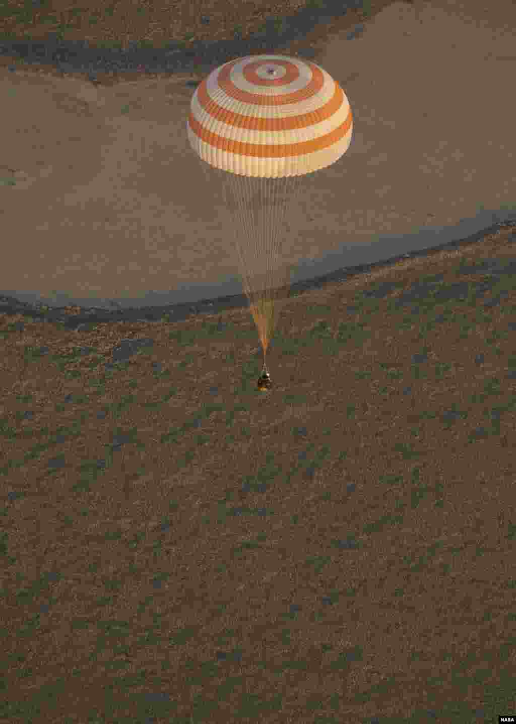 Kapsul Soyuz bersama 3 astronot sesaat sebelum mendarat di kota Zhezkazgan, Kazakstan.&nbsp; 