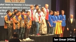 Tim Robotik Indonesia di panggung bersama tim Latvia dan Spanyol.