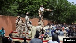 Les pays d'Afrique de l'Ouest ont fixé dimanche un ultimatum d'une semaine à la junte militaire au Niger pour un "retour complet à l'ordre constitutionnel".