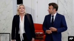 马克龙曾二度在选举中击败勒庞，不过这一次的议会选举，勒庞的极右翼势力极可能进入政府。图为2022 年6月21日，马克龙在巴黎爱丽舍宫会见勒庞。
