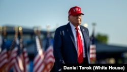 资料照片：美国总统特朗普抵达艾奥瓦州德梅因的博览会场，参加向美国致敬庆祝活动。(2025年7月3日)