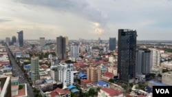 ទិដ្ឋភាពអគារខ្ពស់ៗក្នុងរាជធានីភ្នំពេញ កាលពីខែកក្កដា ឆ្នាំ២០២០។ (អូន ឆេងប៉រ/វីអូអេ)
