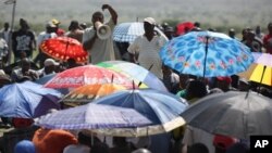 Para pekerja tambang AMPLATS berkumpul untuk mendengarkan penjelasan dari perusahaan di dekat Rustenburg, Afrika Selatan (14/11). Para pekerja tambang telah kembali bekerja dan menghentikan pemogokan mereka yang telah berlangsung selama dua bulan.