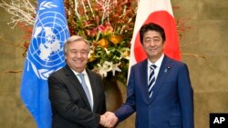 Sekjen PBB Antonio Guterres (kiri) dan Perdana Menteri Jepang Shinzo Abe berpose sebelum pertemuan mereka di kediaman resmi Abe di Tokyo, Kamis, 14 Desember 2017. Guterres berada di Tokyo untuk berpartisipasi dalam Universal Health Coverage (UHC) Forum.