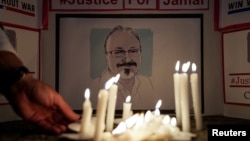 几个保护记者与新闻自由的组织为被谋杀的记者卡舒吉举行烛光悼念会。（2019年10月2日）