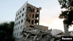 Sebuah bangunan di kota Taiz, yaman, yang hancur akibat serangan udara, 29 November 2016. (Foto: dok). Serangan udara pasukan koalisi pimpinan Saudi menewaskan 11 orang di Dhale, Yaman, Selasa (24/9). 