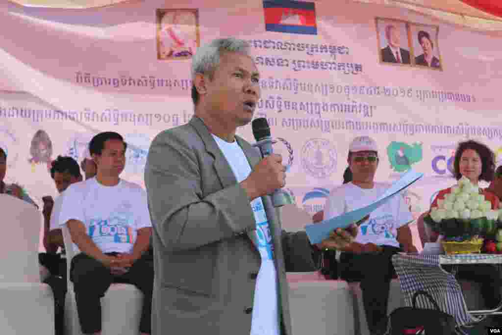 តំណាង​អង្គការ​សង្គម​ស៊ីវិល​ កំពុង​អាន​​អនុសាសន៍​ចំនួន​៨​ចំណុច​ដែល​ដាក់​ទៅ​រដ្ឋាភិបាល ​ក្នុង​ពិធី​​ប្រារព្ធ​ទិវា​សិទ្ធិ​មនុស្ស​អន្តរជាតិ​លើកទី​៧១ នៅ​សួន​ប្រជាធិបតេយ្យ នា​ថ្ងៃ​ទី​១០ ខែ​ធ្នូ ឆ្នាំ​២០១៩។ (កាន់ វិច្ឆិកា/VOA)