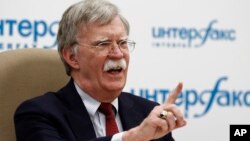 존 볼튼 백악관 보좌관이 27일 블라디푸틴 러시아 대통령과의 회담 후 기자회견을 열고있다. 