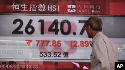 Indeks bursa saham Hong Kong di luar sebuah bank di Hong Kong, Senin, 5 Agustus 2019.