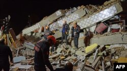 Turske spasilačke ekipe i policija tragaju za preživelima u ruševinama zgrade u Elazigu, istočna Turska, 25. januara 2020.