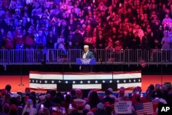 Novoizabrani predsjednik Donald Trump govori na skupu uoči 60. predsjedničke inauguracije, u nedjelju, 19. januara 2025, u Washingtonu. (Foto: AP/Matt Rourke)