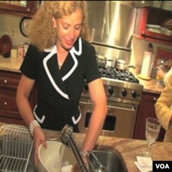 Debbie Wasserman Schultz mendapat diagnosa kanker payudara tiga tahun lalu, dan berpaling pada dukungan rekan-rekan serumahnya. Kini, ia telah pulih dari penyakit tersebut.