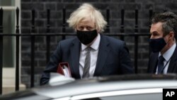 រូបឯកសារ៖ នាយក​រដ្ឋមន្រ្តី​អង់គ្លេស​លោក Boris Johnson ចាកចេញ​ការិយាល័យ​នាយករដ្ឋមន្រ្តី នៅ​ផ្លូវ Downing Street ដើម្បី​ទៅ​វិមាន​សភា​ក្នុង​ទីក្រុង​ឡុងដ៍ កាលពី​ថ្ងៃទី២៤ ខែមីនា ឆ្នាំ២០២១។ 