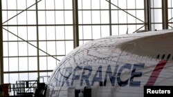 Vue d'un Airbus A380 dans le bâtiment de maintenance d'Air France KLM à l'aéroport Charles de Gaulle à Roissy, près de Paris, France, le 31 mai 2016.