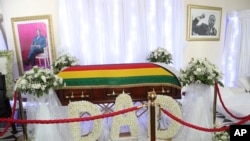 Peti jenazah mantan Pemimpin Zimbabwe, Robert Mugabe di rumah kediamannya di Harare, 12 September 2019.
