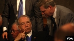 Senator AS Patrik Leahy (kiri).