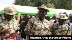 Babban hafsan sojojin Najeriya, Janar Buratai, a tsakiya yayinda yake bikin kaddamar da hanyar