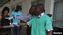 Un agent de santé à Kinshasa le 21 octobre 2014. 