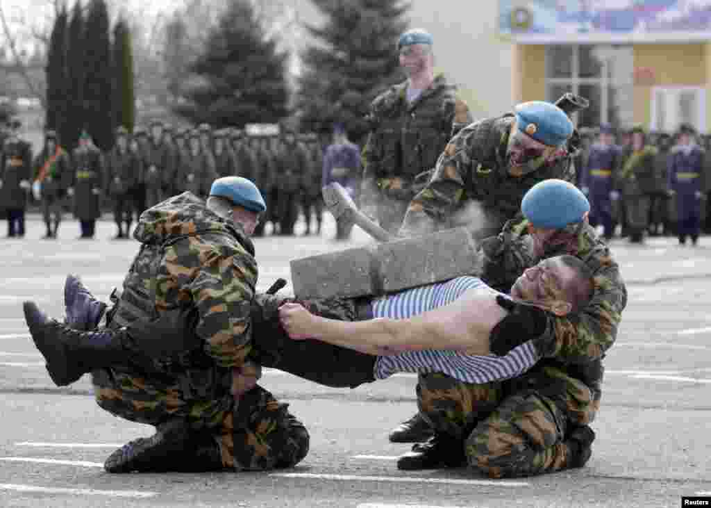 Pasukan Rusia beraksi dalam pameran militer di kota Stavropol selatan.